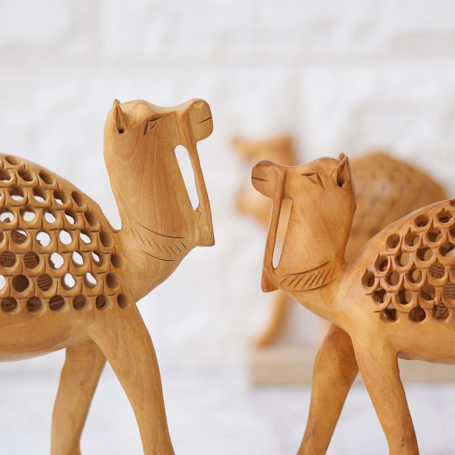 Handcrafted Wooden Camel Figurine: Exquisite Décor Inspired by the Desert
