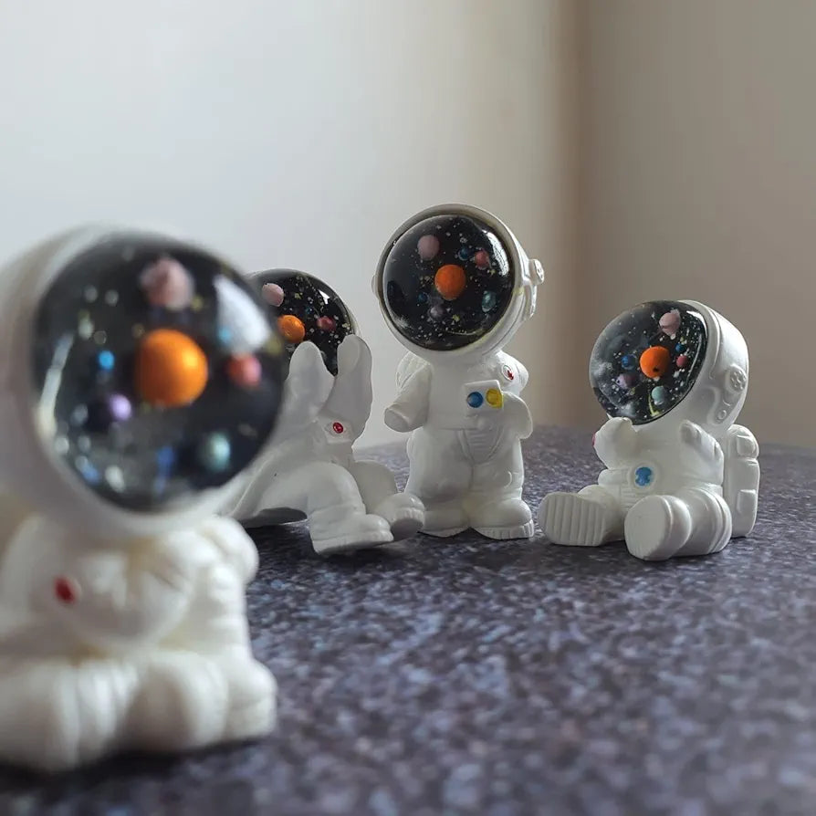 Satyam Kraft Resin 1 Set Astronaut Figurines Outer Space-Themed Action Figures