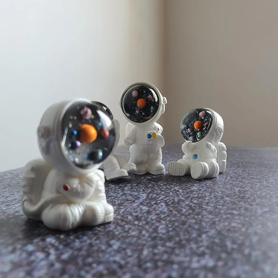 Satyam Kraft Resin 1 Set Astronaut Figurines Outer Space-Themed Action Figures