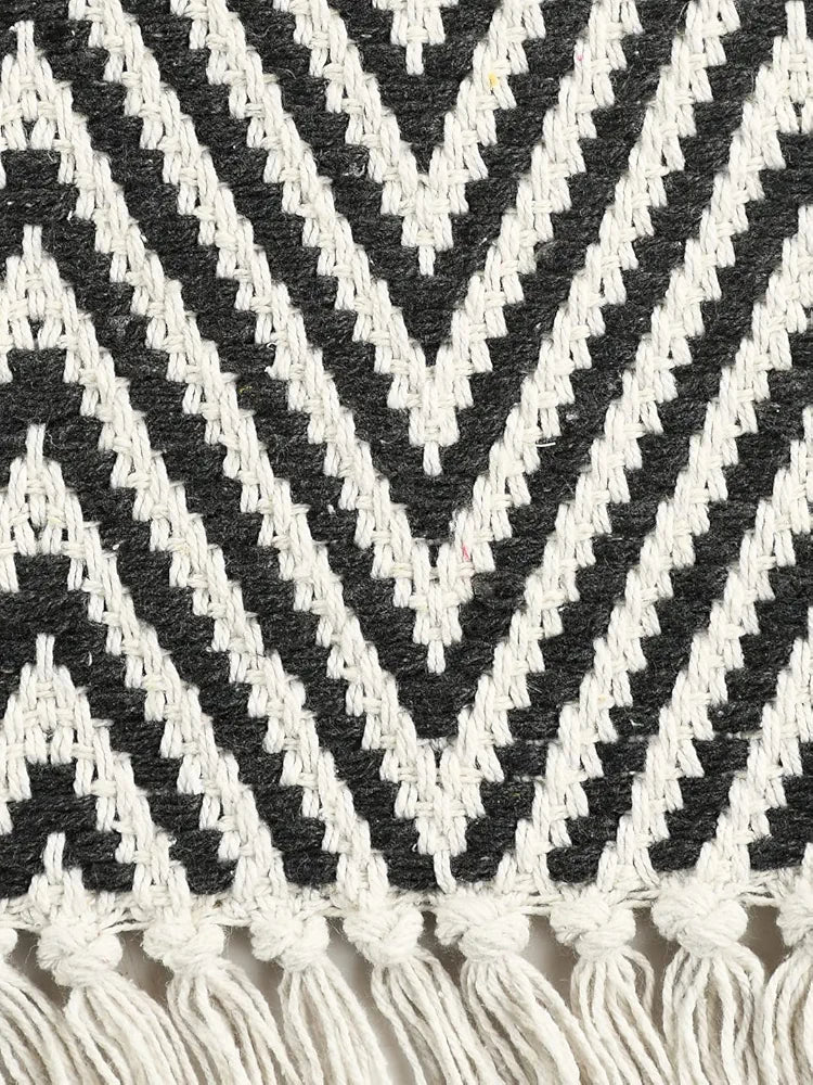 Sashaa World 100% Woven Washable & Reversible Cotton Small Rug Colour Black & White