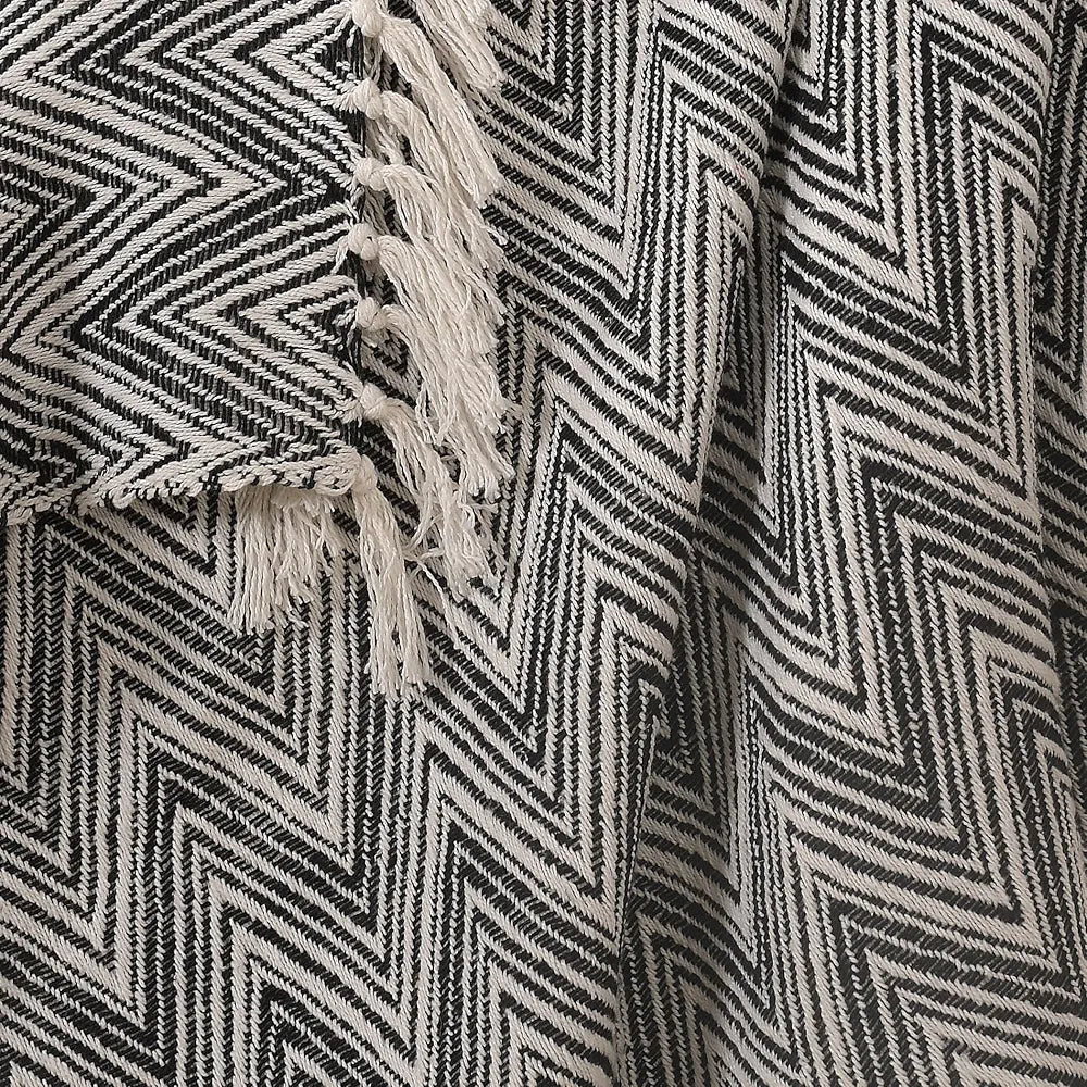 Sashaa World Zig Zag Patterned Black Ivory Woven Throw Colour Black/white