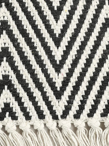 Sashaa World 100% Woven Washable & Reversible Cotton Small Rug Colour Black & White