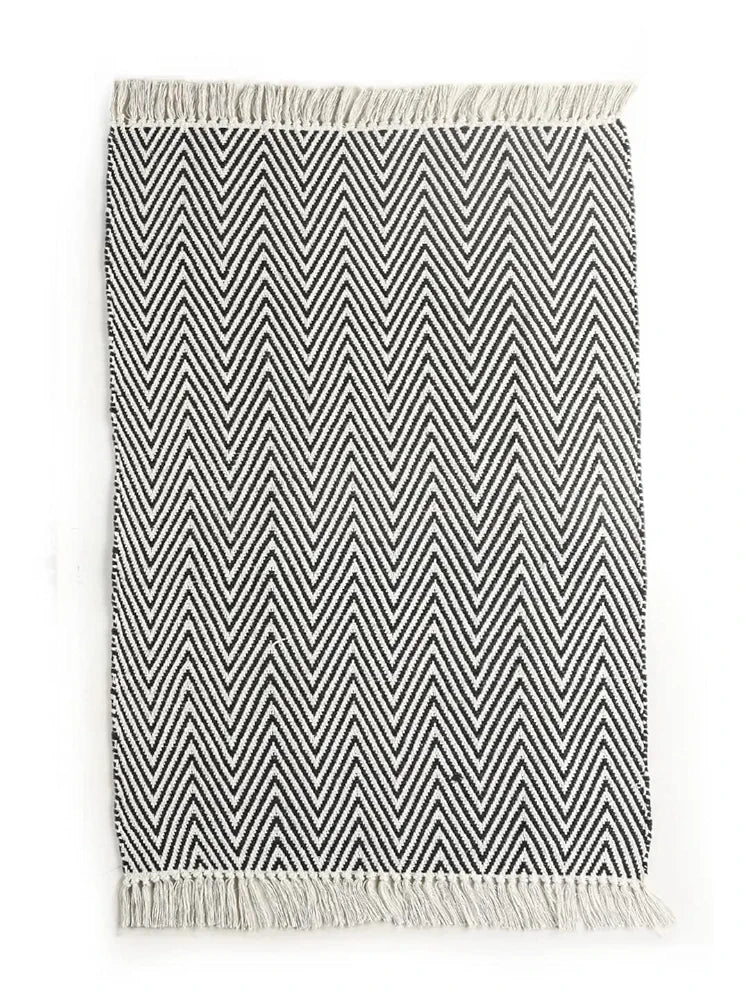 Sashaa World 100% Woven Washable & Reversible Cotton Small Rug Colour Black & White