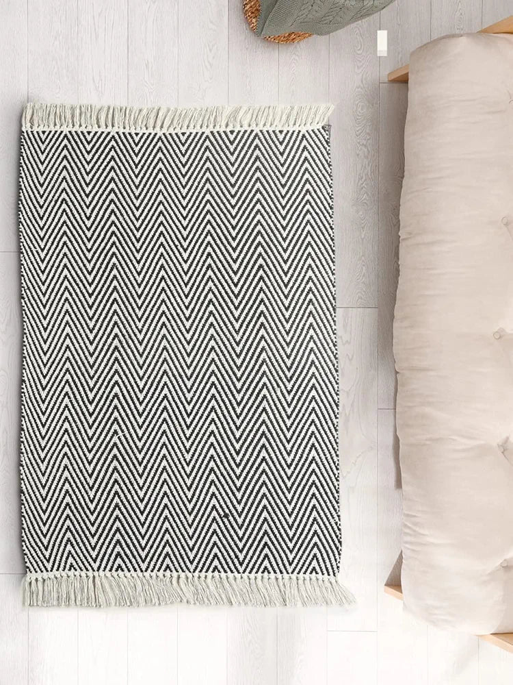 Sashaa World 100% Woven Washable & Reversible Cotton Small Rug Colour Black & White