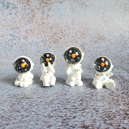 Satyam Kraft Resin 1 Set  Astronaut Figurines Outer Space-Themed Action Figures